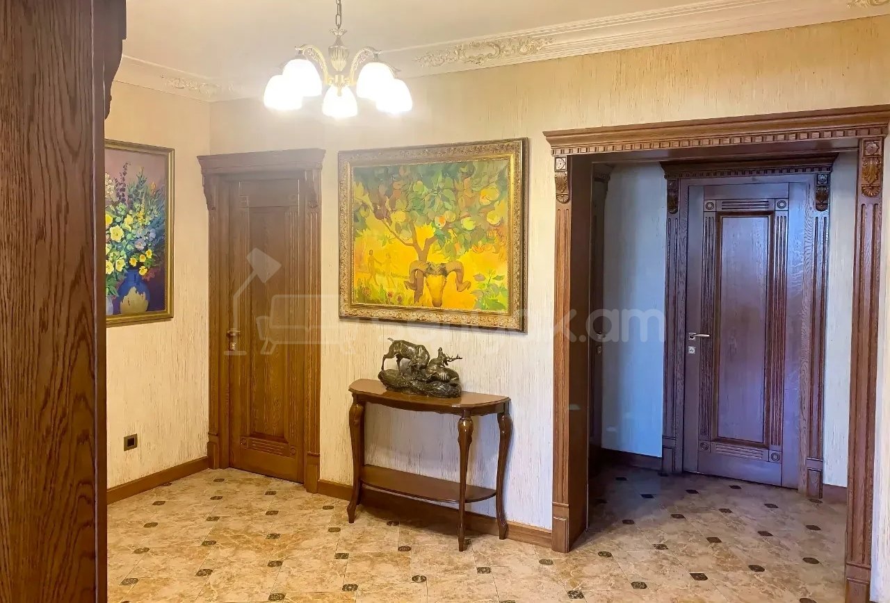 3 Սենյականոց Բնակարան Քարե Շենքում, 115քմ, 5/6 հարկ, Կապիտալ Վերանորոգված
