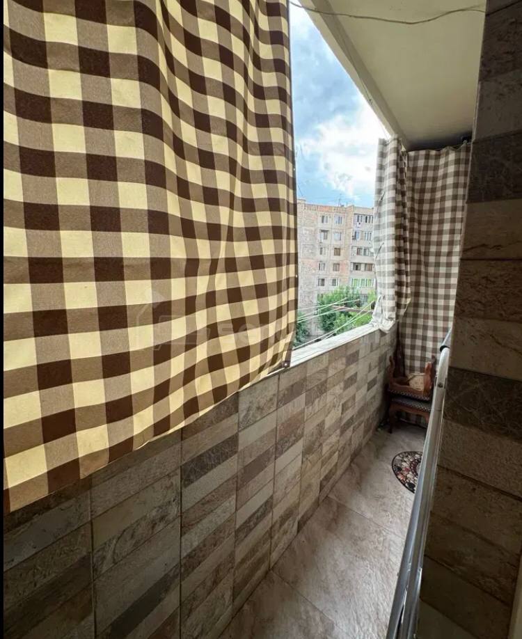 3 Սենյականոց Բնակարան Քարե Շենքում, 80քմ, 5/5 հարկ, Կապիտալ Վերանորոգված