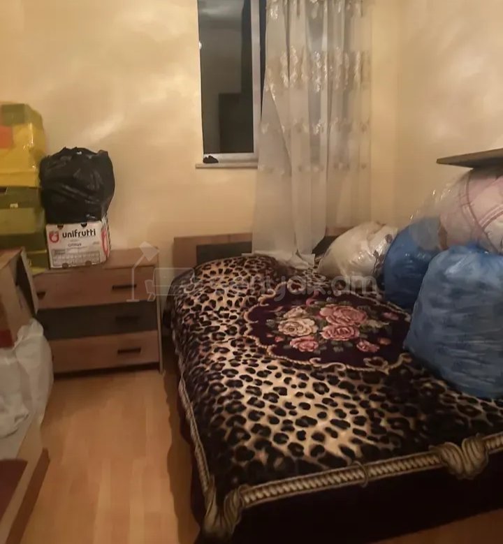 3 Սենյականոց Բնակարան Քարե Շենքում, 72քմ, 1/1 հարկ, Նորմալ Վիճակում, Կահավորված
