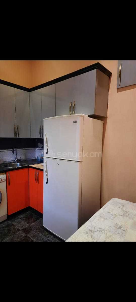 3 Սենյականոց Բնակարան Քարե Շենքում, 72քմ, 2/4 հարկ, Նորմալ Վիճակում, Կահավորված