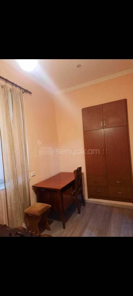 3 Սենյականոց Բնակարան Քարե Շենքում, 72քմ, 2/4 հարկ, Նորմալ Վիճակում, Կահավորված