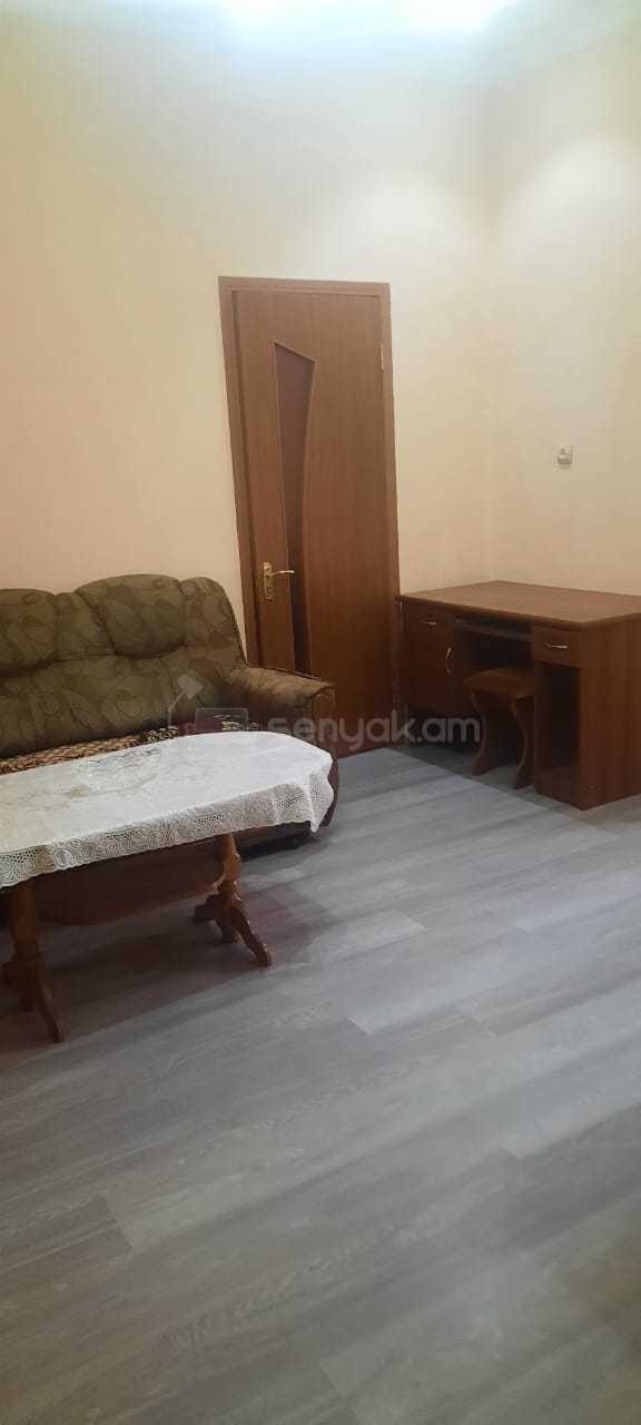 3 Սենյականոց Բնակարան Քարե Շենքում, 72քմ, 2/4 հարկ, Նորմալ Վիճակում, Կահավորված