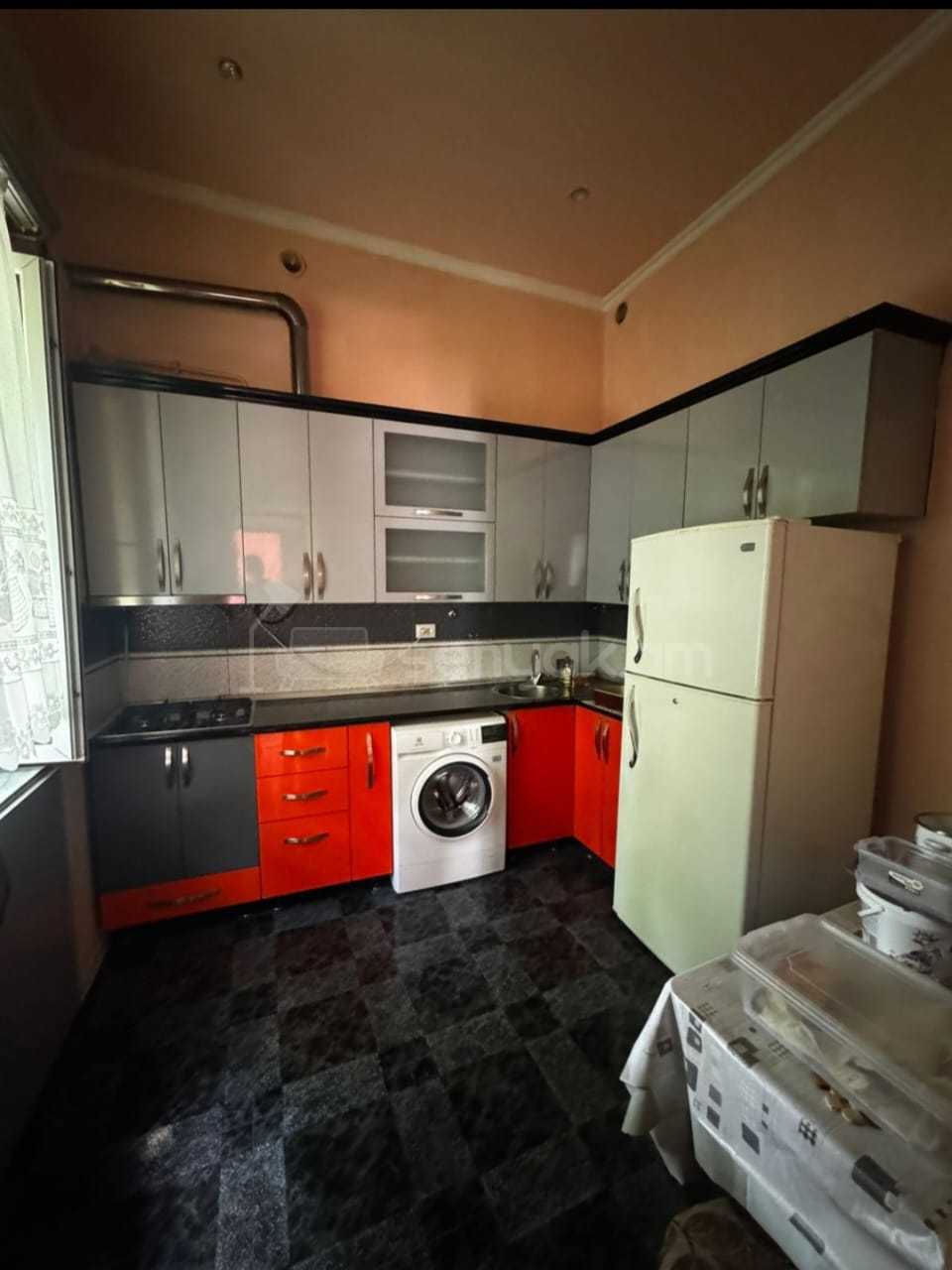 3 Սենյականոց Բնակարան Քարե Շենքում, 72քմ, 2/4 հարկ, Նորմալ Վիճակում, Կահավորված