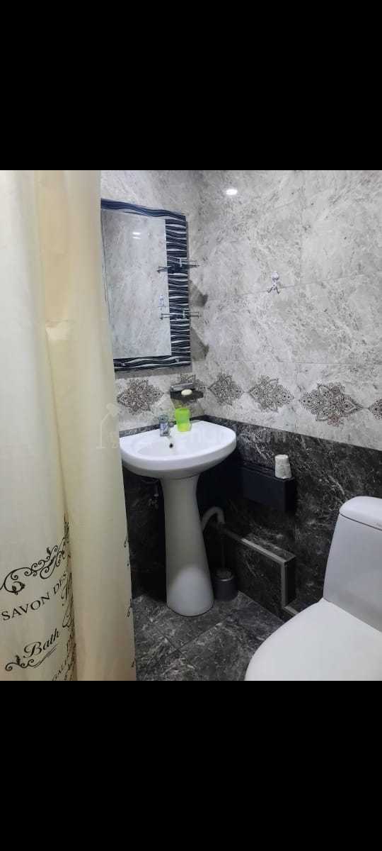 3 Սենյականոց Բնակարան Քարե Շենքում, 72քմ, 2/4 հարկ, Նորմալ Վիճակում, Կահավորված