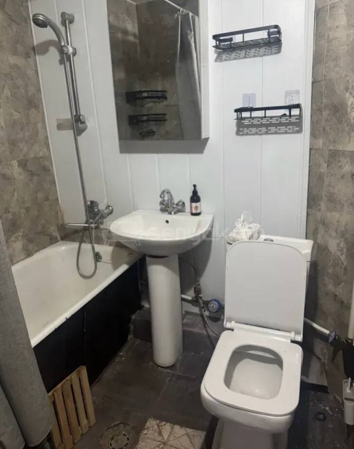 3 Սենյականոց Բնակարան Քարե Շենքում, 72քմ, 2/4 հարկ, Կոսմետիկ Վերանորոգված