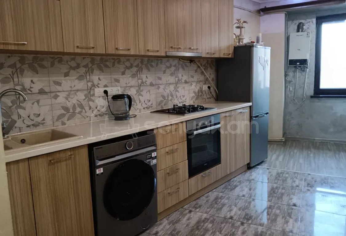 3 Սենյականոց Բնակարան, 73քմ, 7/9 հարկ, Նորմալ Վիճակում