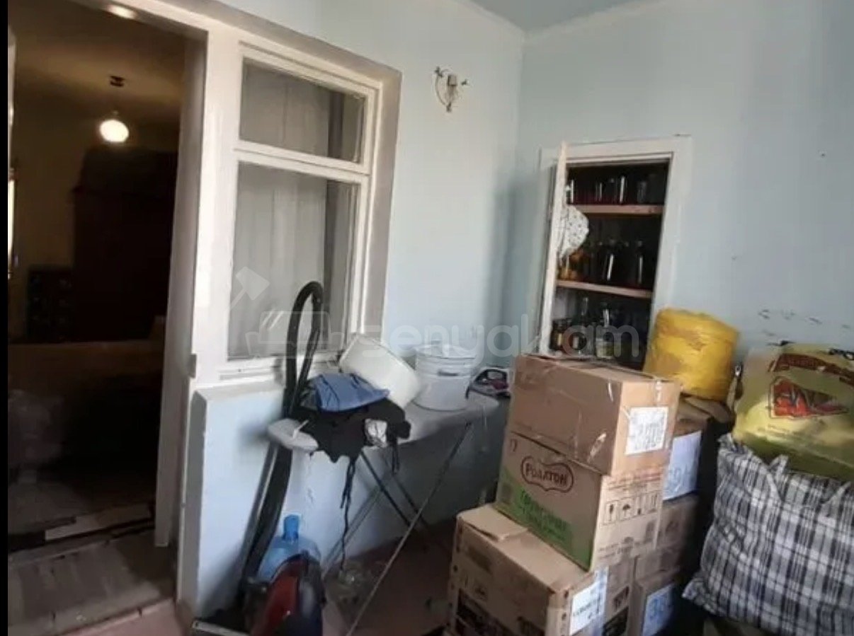 2 Սենյականոց Բնակարան Քարե Շենքում, 56քմ, 4/5 հարկ, Նորմալ Վիճակում, Մասամբ Կահավորված