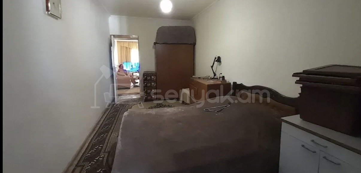 2 Սենյականոց Բնակարան Քարե Շենքում, 56քմ, 4/5 հարկ, Նորմալ Վիճակում, Մասամբ Կահավորված