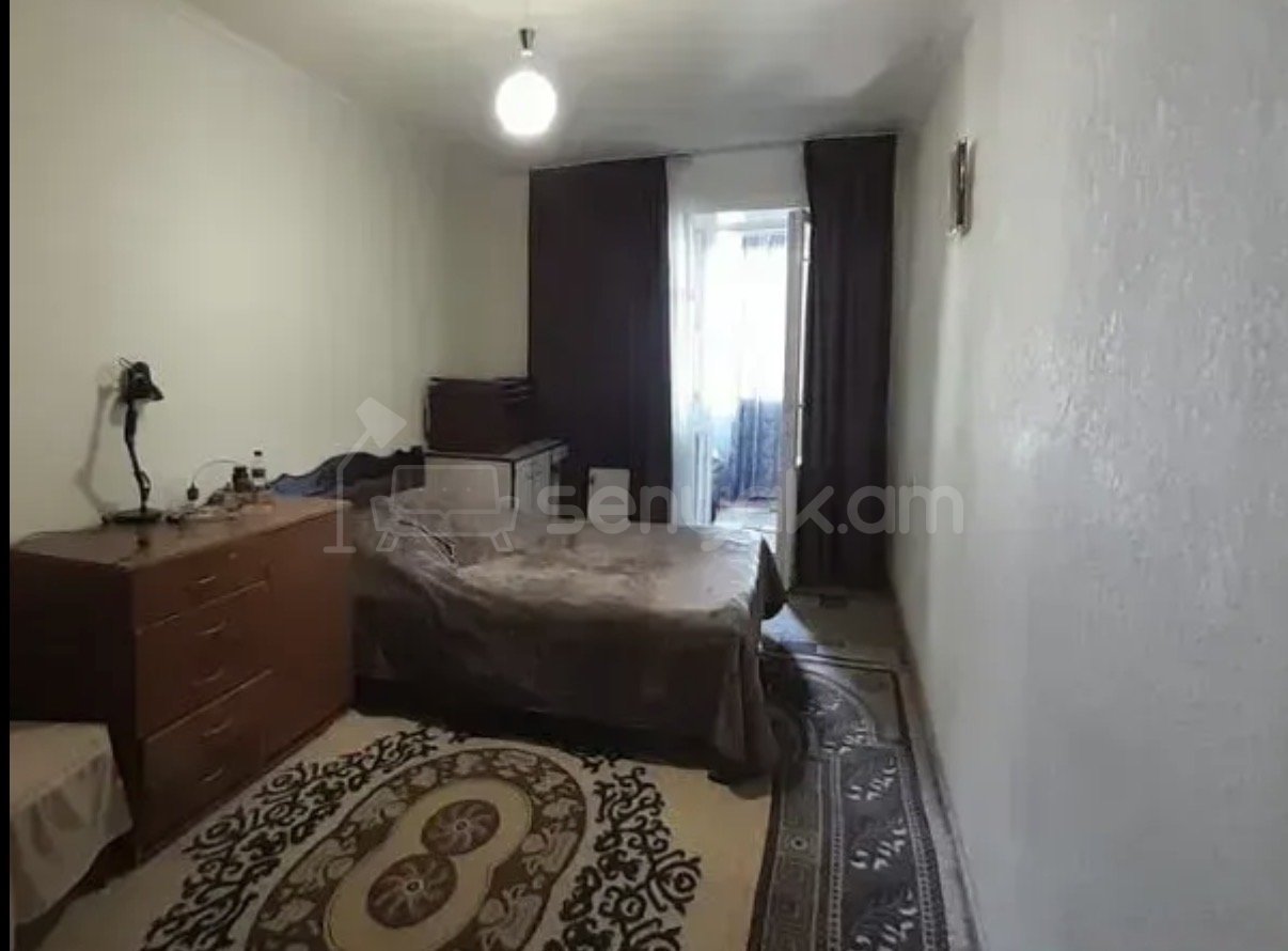 2 Սենյականոց Բնակարան Քարե Շենքում, 56քմ, 4/5 հարկ, Նորմալ Վիճակում, Մասամբ Կահավորված