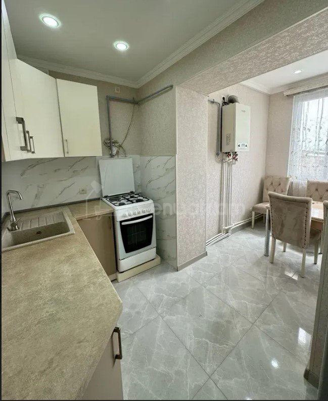 3 Սենյականոց Բնակարան Քարե Շենքում, 75քմ, 4/5 հարկ, Դիզայներական Վերանորոգված, Կահավորված