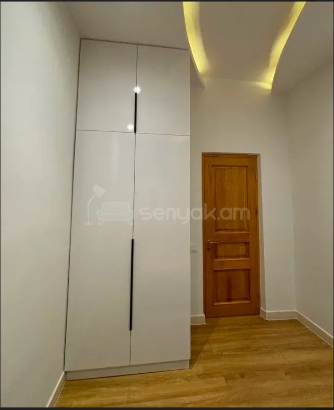 3 Սենյականոց Բնակարան Քարե Շենքում, 120քմ, 1/4 հարկ, Դիզայներական Վերանորոգված, Կահավորված