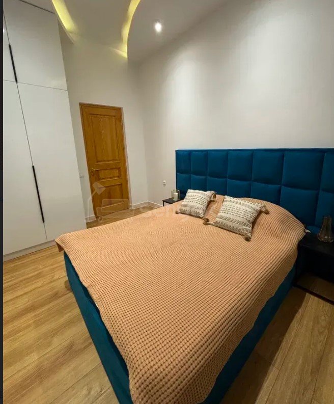 3 Սենյականոց Բնակարան Քարե Շենքում, 120քմ, 1/4 հարկ, Դիզայներական Վերանորոգված, Կահավորված