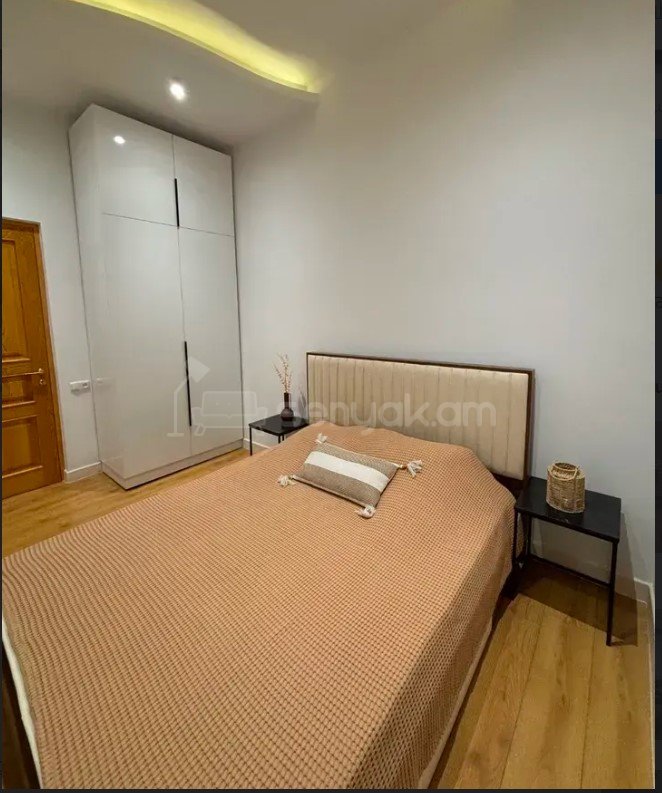 3 Սենյականոց Բնակարան Քարե Շենքում, 120քմ, 1/4 հարկ, Դիզայներական Վերանորոգված, Կահավորված