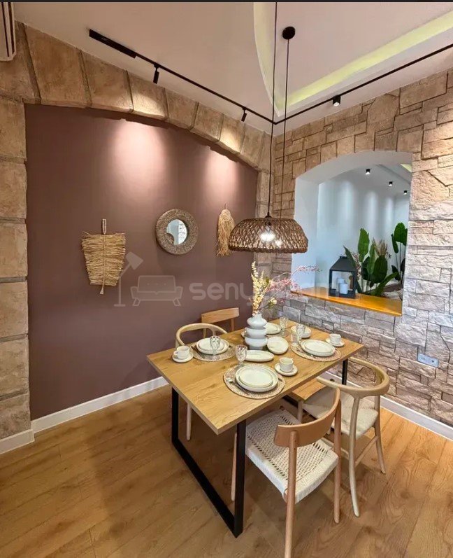 3 Սենյականոց Բնակարան Քարե Շենքում, 120քմ, 1/4 հարկ, Դիզայներական Վերանորոգված, Կահավորված