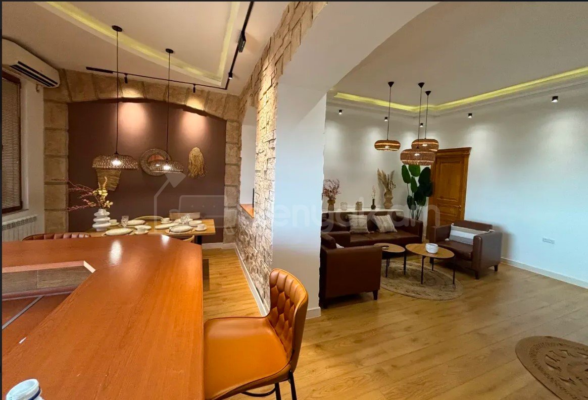 3 Սենյականոց Բնակարան Քարե Շենքում, 120քմ, 1/4 հարկ, Դիզայներական Վերանորոգված, Կահավորված