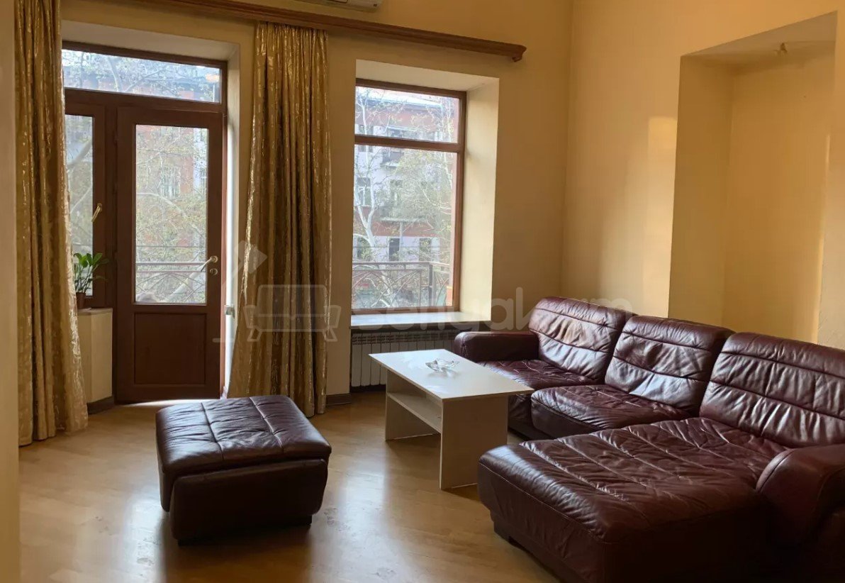 3 Սենյականոց Բնակարան Քարե Շենքում, 95քմ, 3/5 հարկ, Կապիտալ Վերանորոգված, Կահավորված