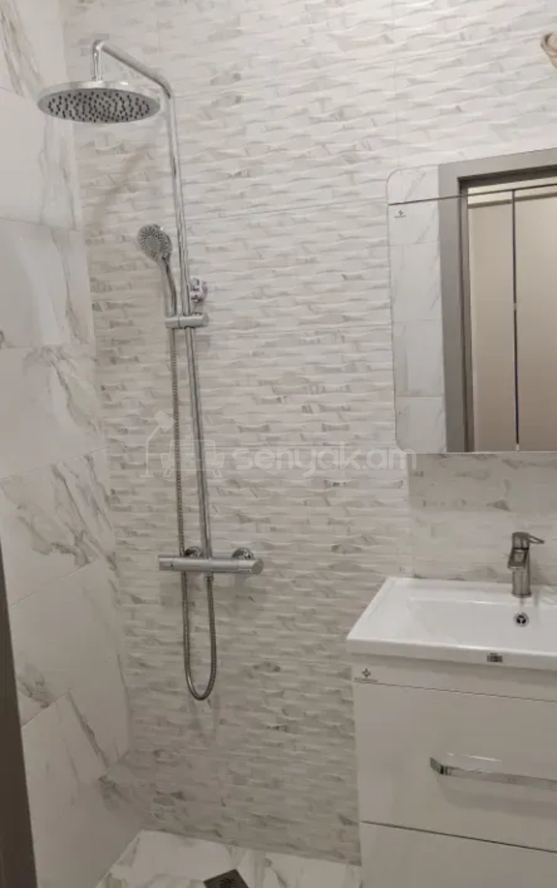 3 Սենյականոց Բնակարան Քարե Շենքում, 64քմ, 5/5 հարկ, Կապիտալ Վերանորոգված, Կահավորված