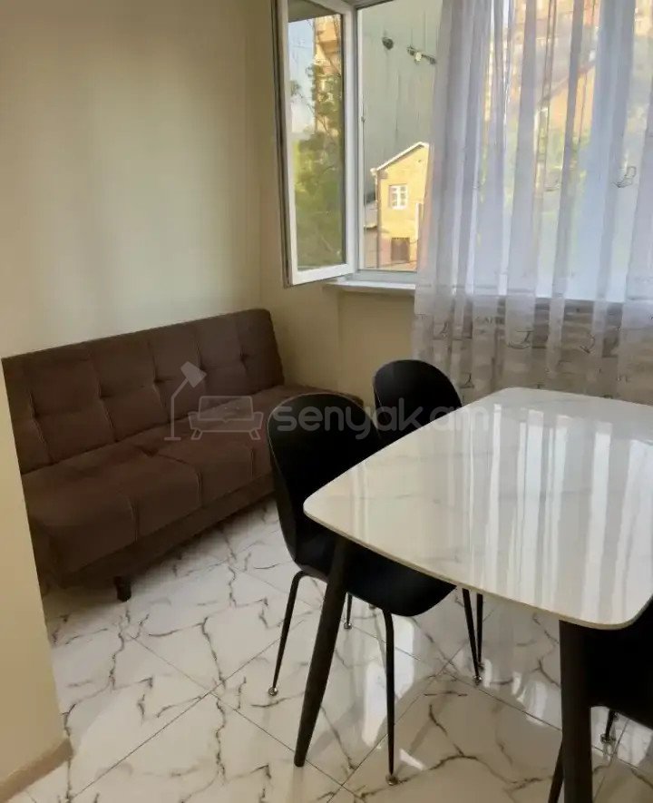 3 Սենյականոց Բնակարան Քարե Շենքում, 80քմ, 2/4 հարկ, Կապիտալ Վերանորոգված, Կահավորված