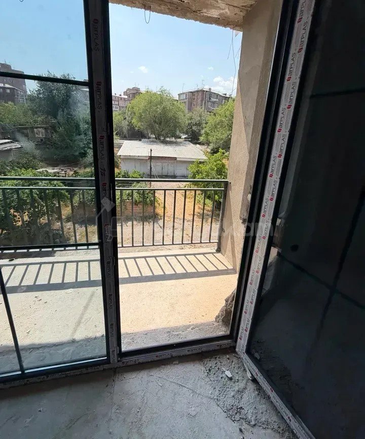 3 Սենյականոց Բնակարան Քարե Շենքում, 65քմ, 3/5 հարկ, Կապիտալ Վերանորոգված
