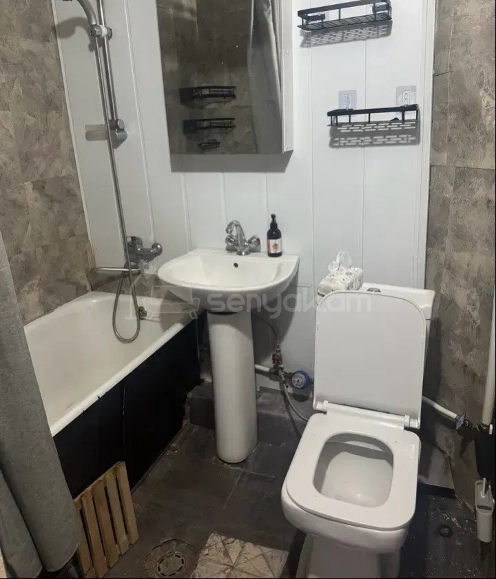 3 Սենյականոց Բնակարան, 72քմ, 2/4 հարկ, Պետական Վիճակում