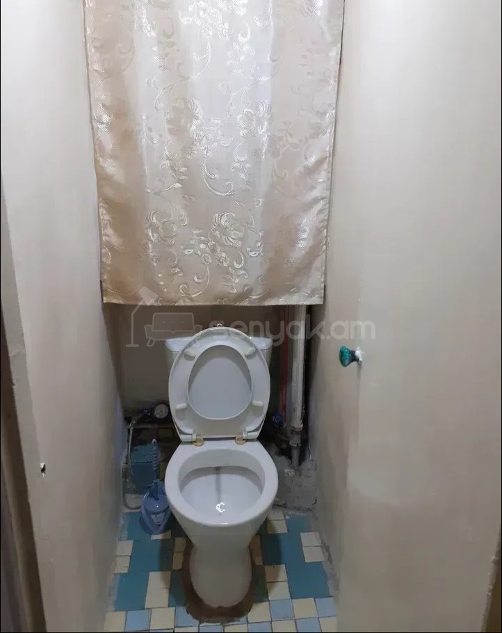 3 Սենյականոց Բնակարան Քարե Շենքում, 80քմ, 2/5 հարկ, Նորմալ Վիճակում