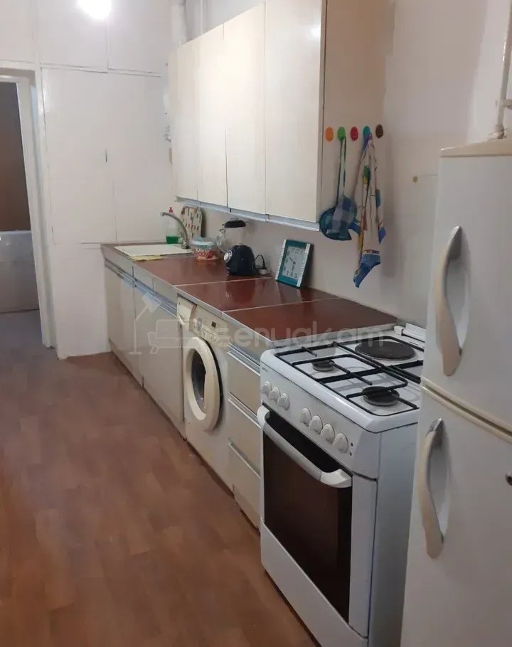 3 Սենյականոց Բնակարան Քարե Շենքում, 80քմ, 2/5 հարկ, Նորմալ Վիճակում