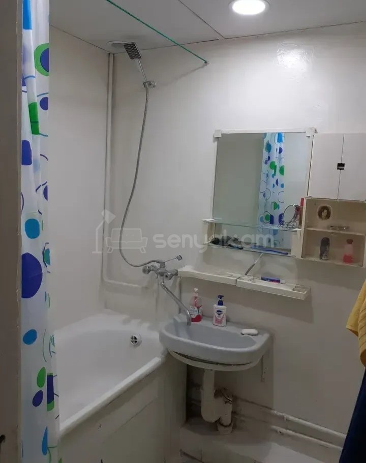 3 Սենյականոց Բնակարան Քարե Շենքում, 80քմ, 2/5 հարկ, Նորմալ Վիճակում