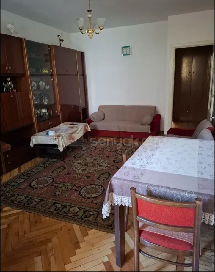3 Սենյականոց Բնակարան Քարե Շենքում, 80քմ, 2/5 հարկ, Նորմալ Վիճակում