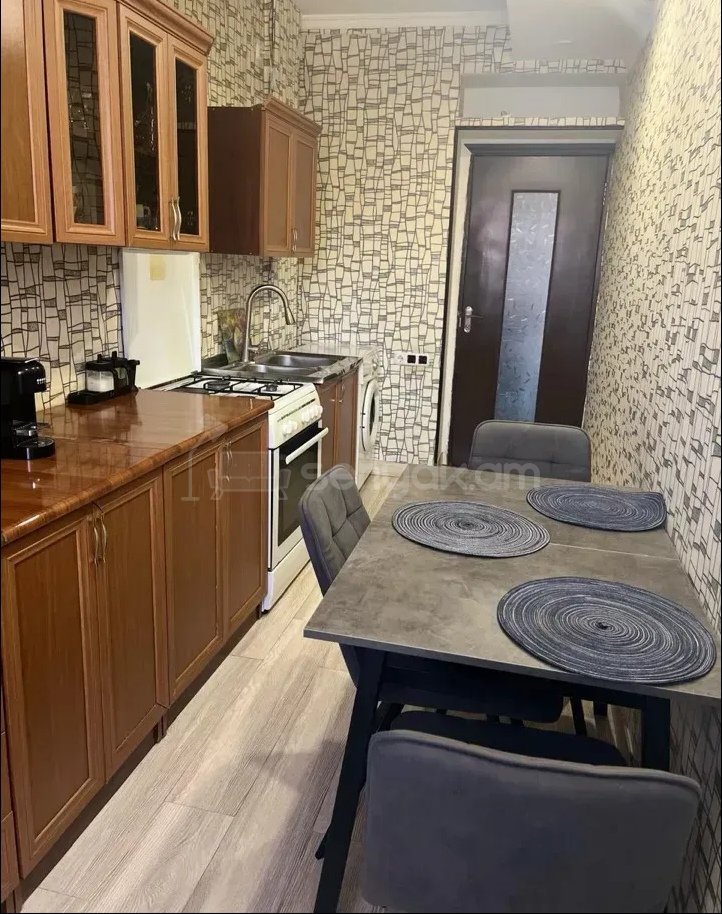 3 Սենյականոց Բնակարան, 90քմ, 5/9 հարկ, Նորմալ Վիճակում, Կահավորված