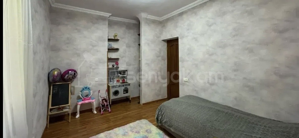 4 Սենյականոց Բնակարան Քարե Շենքում, 90քմ, 2/5 հարկ, Կապիտալ Վերանորոգված