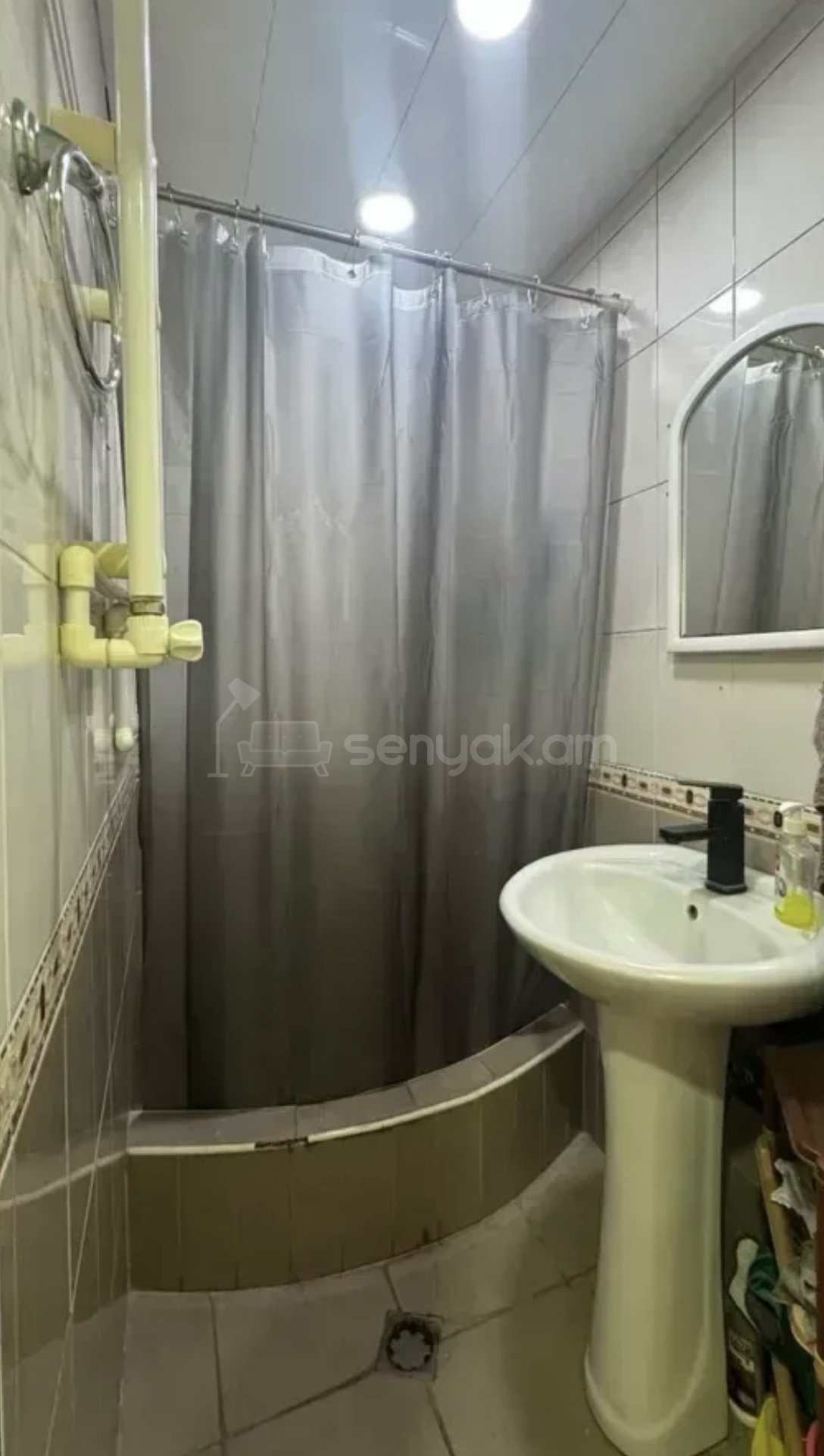 4 Սենյականոց Բնակարան Քարե Շենքում, 90քմ, 2/5 հարկ, Կապիտալ Վերանորոգված