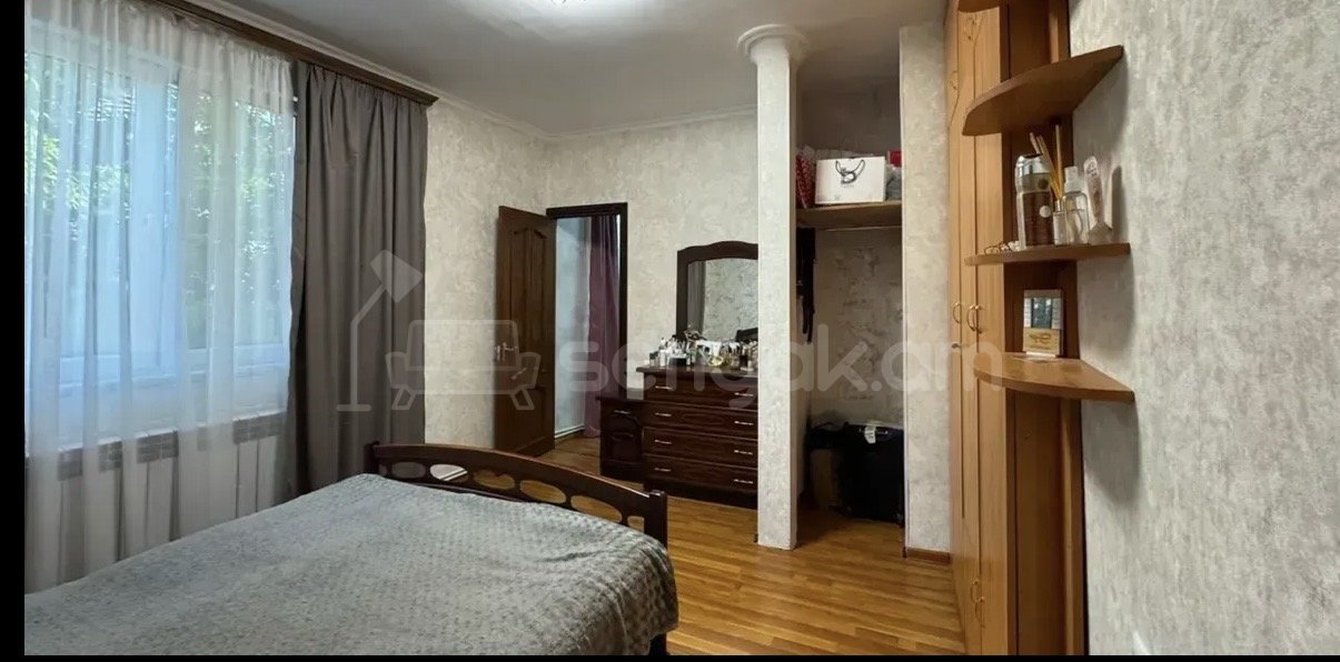 4 Սենյականոց Բնակարան Քարե Շենքում, 90քմ, 2/5 հարկ, Կապիտալ Վերանորոգված