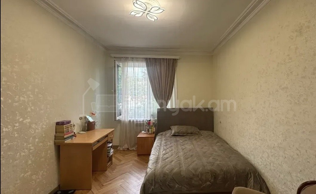 4 Սենյականոց Բնակարան Քարե Շենքում, 90քմ, 2/5 հարկ, Կապիտալ Վերանորոգված