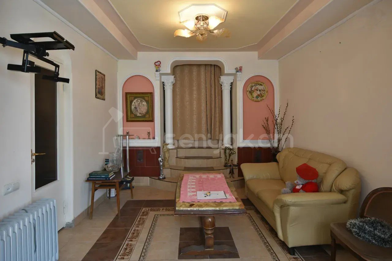 4 Սենյականոց Բնակարան Քարե Շենքում, 170քմ, 1/4 հարկ, Կապիտալ Վերանորոգված