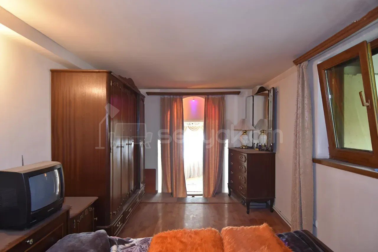 4 Սենյականոց Բնակարան Քարե Շենքում, 170քմ, 1/4 հարկ, Կապիտալ Վերանորոգված