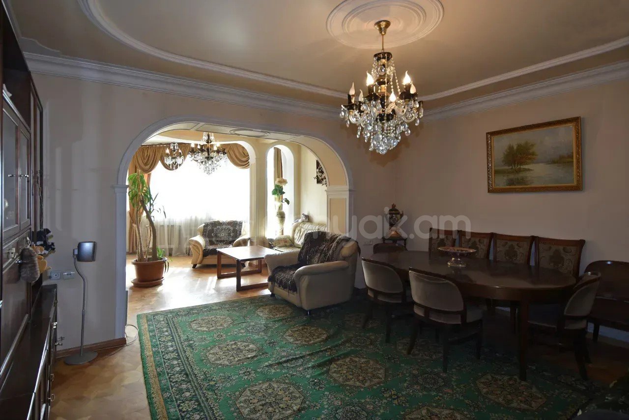 4 Սենյականոց Բնակարան Քարե Շենքում, 170քմ, 1/4 հարկ, Կապիտալ Վերանորոգված