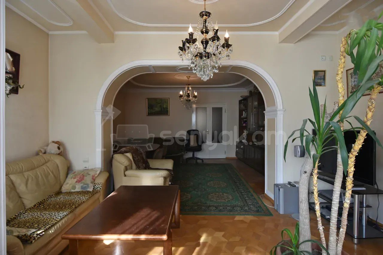 4 Սենյականոց Բնակարան Քարե Շենքում, 170քմ, 1/4 հարկ, Կապիտալ Վերանորոգված