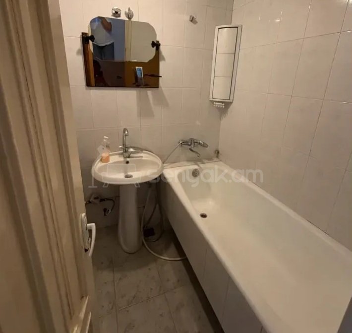 3 Սենյականոց Բնակարան, 74քմ, 1/5 հարկ, Կապիտալ Վերանորոգված