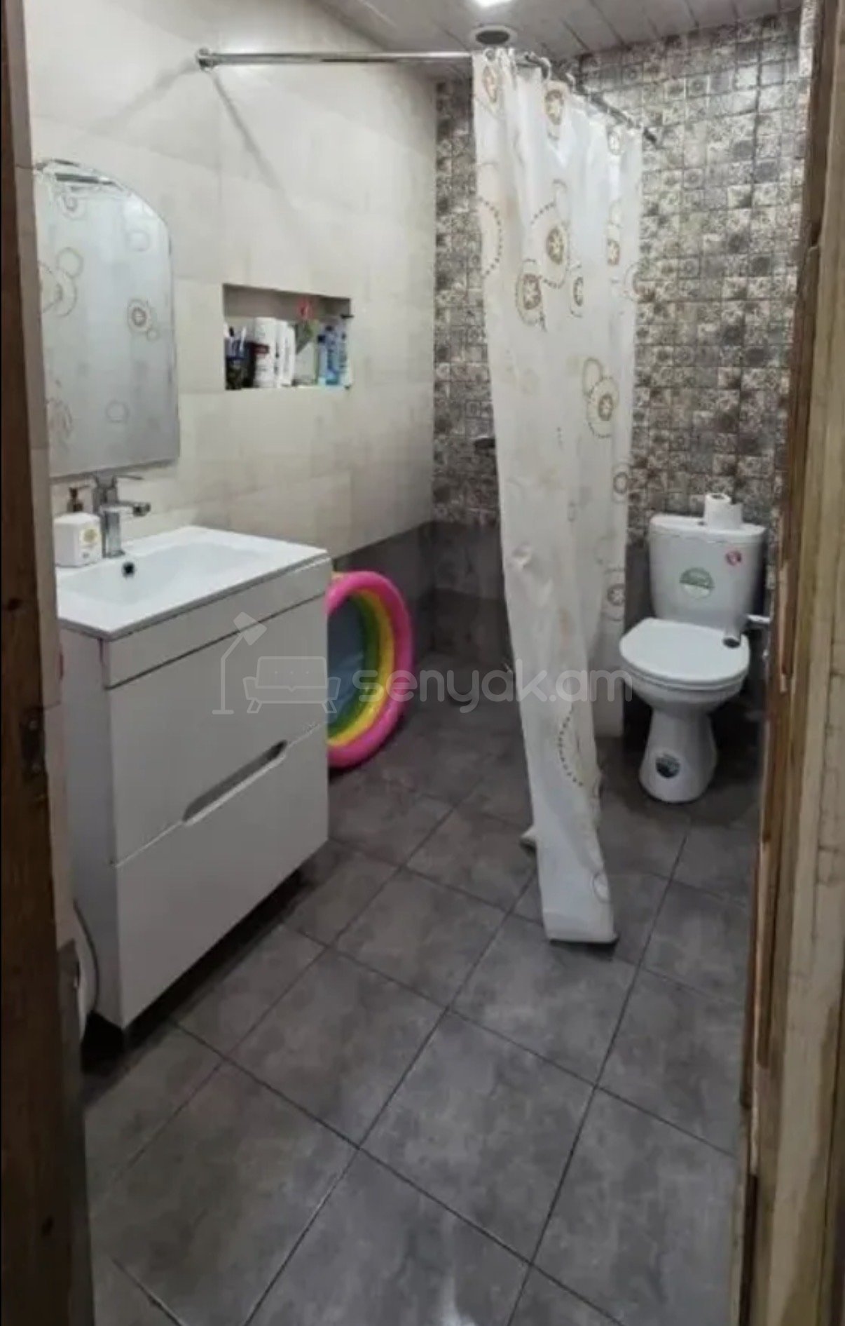 4 Սենյականոց Բնակարան Քարե Շենքում, 80քմ, 1/5 հարկ, Կապիտալ Վերանորոգված