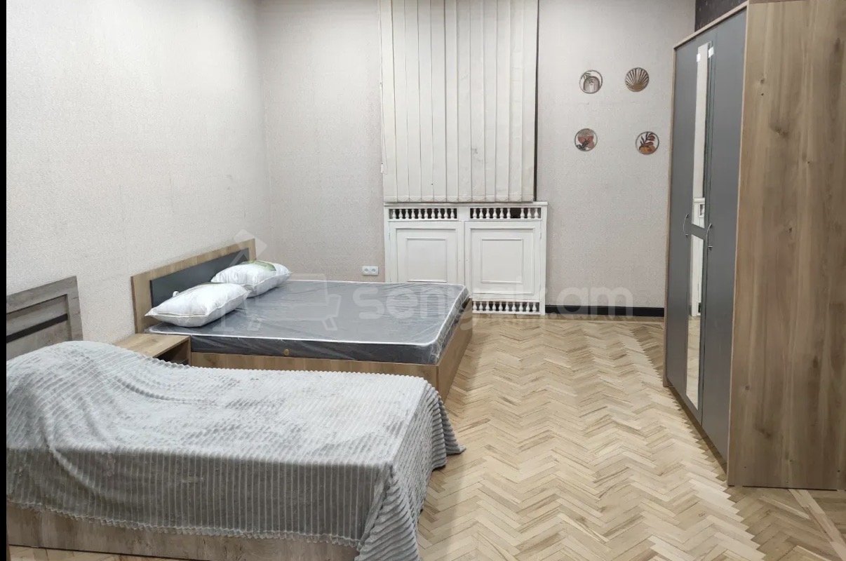 4 Սենյականոց Բնակարան Քարե Շենքում, 80քմ, 1/5 հարկ, Կապիտալ Վերանորոգված