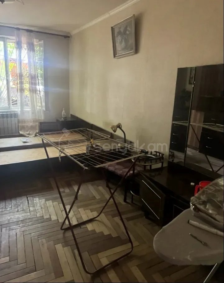 3 Սենյականոց Բնակարան Քարե Շենքում, 72քմ, 2/4 հարկ, Պետական Վիճակում