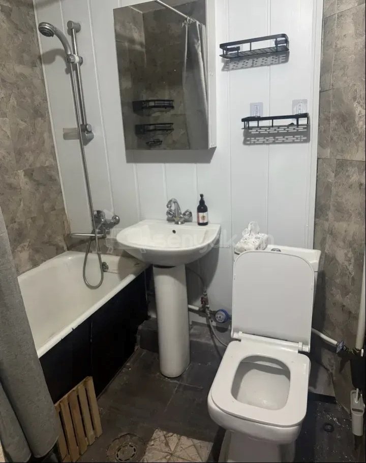3 Սենյականոց Բնակարան Քարե Շենքում, 72քմ, 2/4 հարկ, Պետական Վիճակում