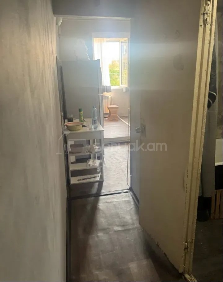 3 Սենյականոց Բնակարան Քարե Շենքում, 72քմ, 2/4 հարկ, Պետական Վիճակում