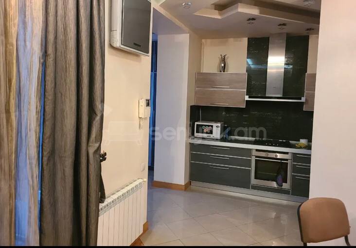 3 Սենյականոց Բնակարան Քարե Շենքում, 95քմ, 3/4 հարկ, Կապիտալ Վերանորոգված