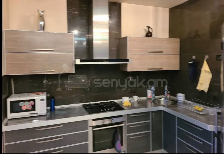 3 Սենյականոց Բնակարան Քարե Շենքում, 95քմ, 3/4 հարկ, Կապիտալ Վերանորոգված