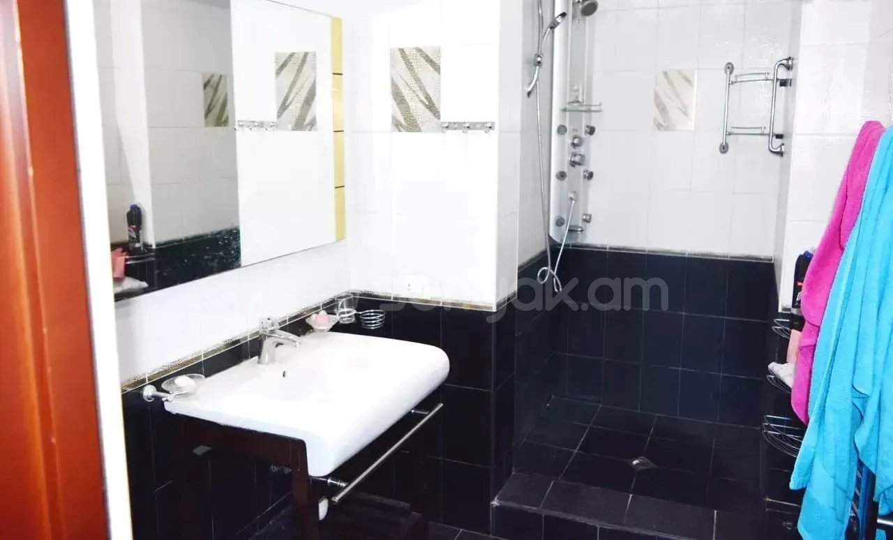 3 Սենյականոց Բնակարան Քարե Շենքում, 105քմ, 6/6 հարկ, Կապիտալ Վերանորոգված
