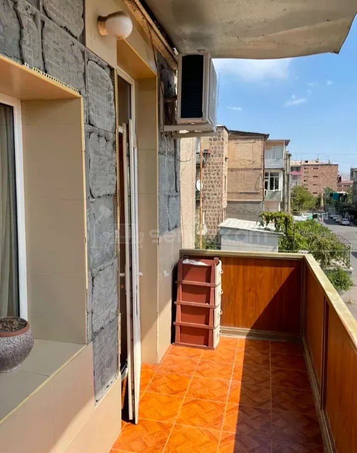 3 Սենյականոց Բնակարան Քարե Շենքում, 100քմ, 2/5 հարկ, Նորմալ Վիճակում, Կահավորված