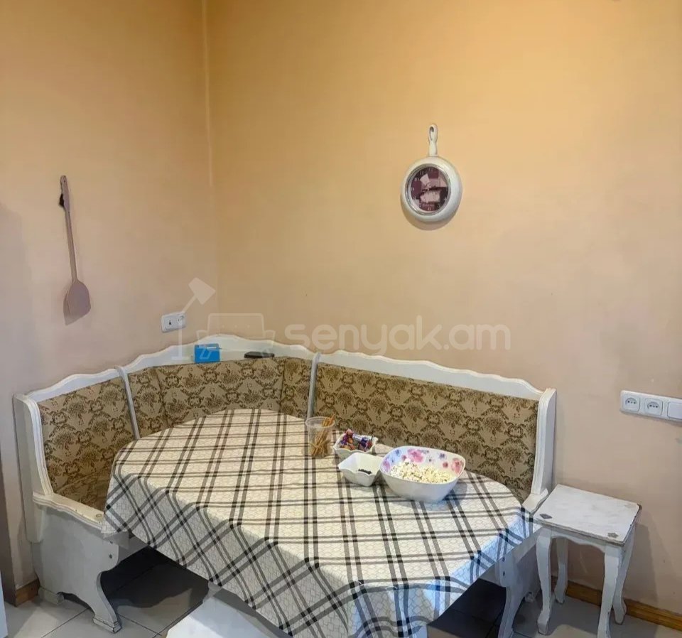 3 Սենյականոց Բնակարան Քարե Շենքում, 100քմ, 2/5 հարկ, Նորմալ Վիճակում, Կահավորված