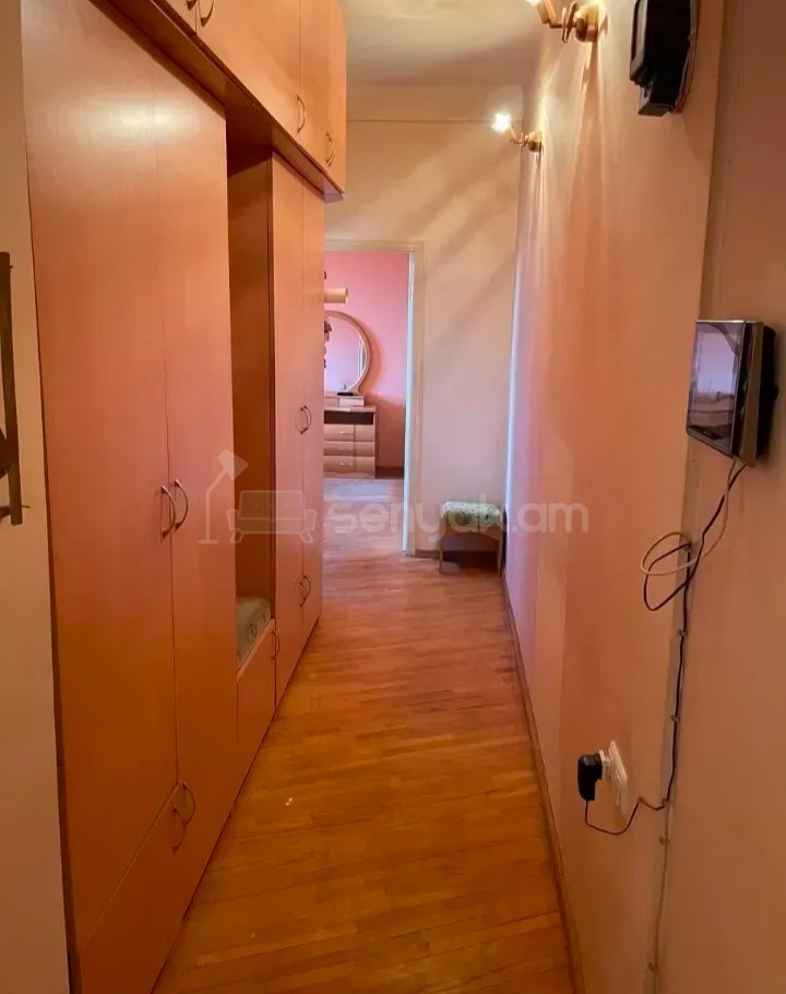 3 Սենյականոց Բնակարան Քարե Շենքում, 100քմ, 2/5 հարկ, Նորմալ Վիճակում, Կահավորված
