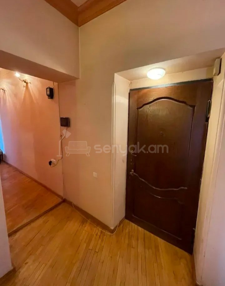 3 Սենյականոց Բնակարան Քարե Շենքում, 100քմ, 2/5 հարկ, Նորմալ Վիճակում, Կահավորված